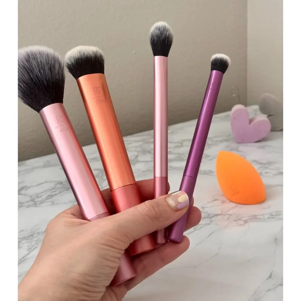 Real Techniques 5 Piece Makeup Brush Set Includes 4 Brushes & Makeup Sponge
